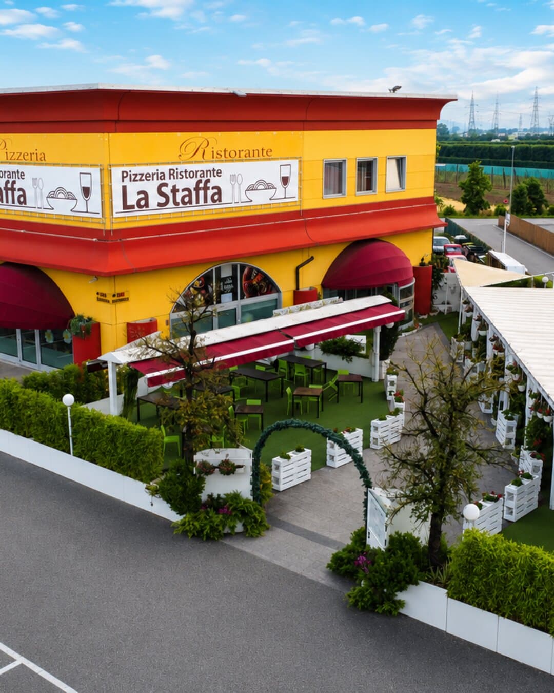Vista aerea estiva del Ristorante Pizzeria La Staffa ad Arcole con i campi del basso veronese intorno