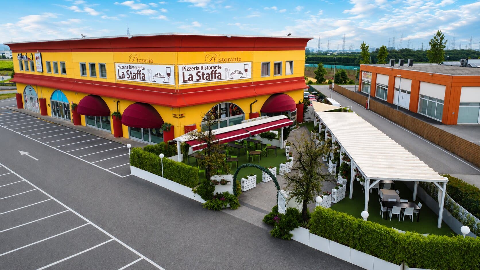 Vista aerea estiva del Ristorante Pizzeria La Staffa ad Arcole con i campi del basso veronese intorno