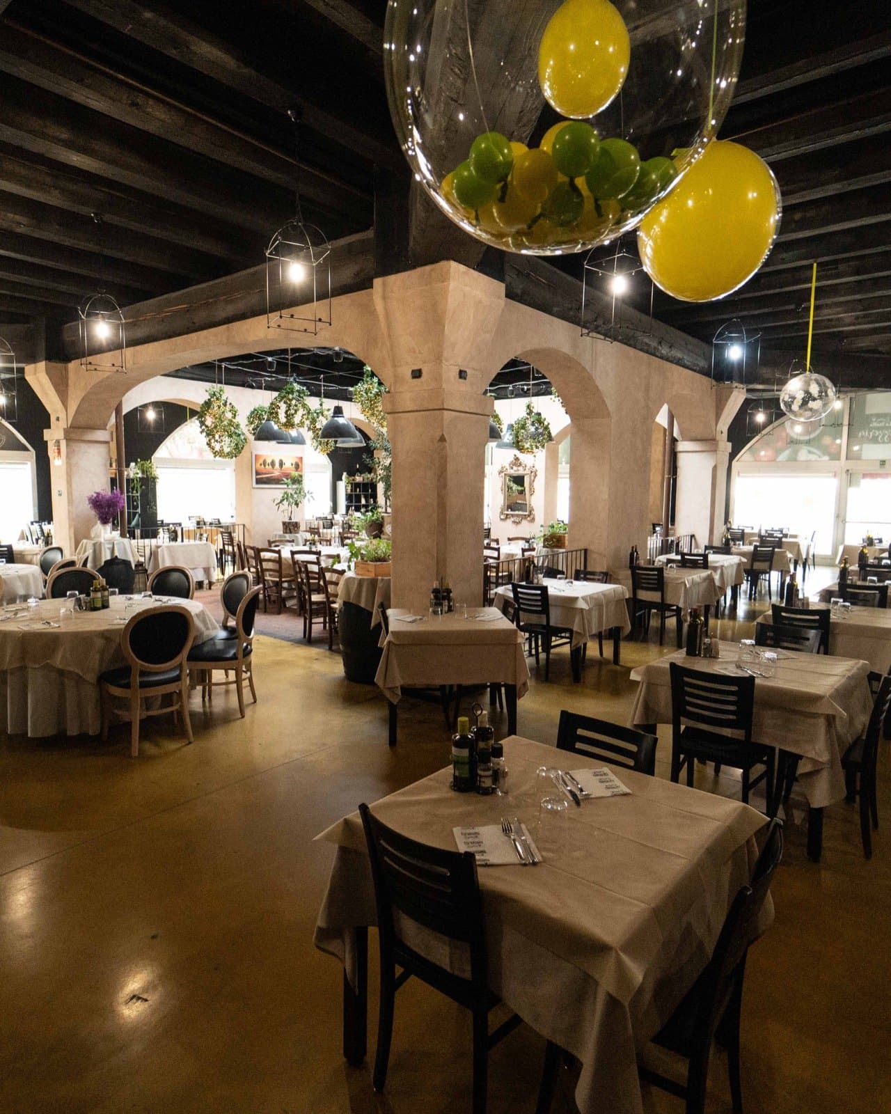 La sala con archi de La Staffa, allestita con lampadari decorativi