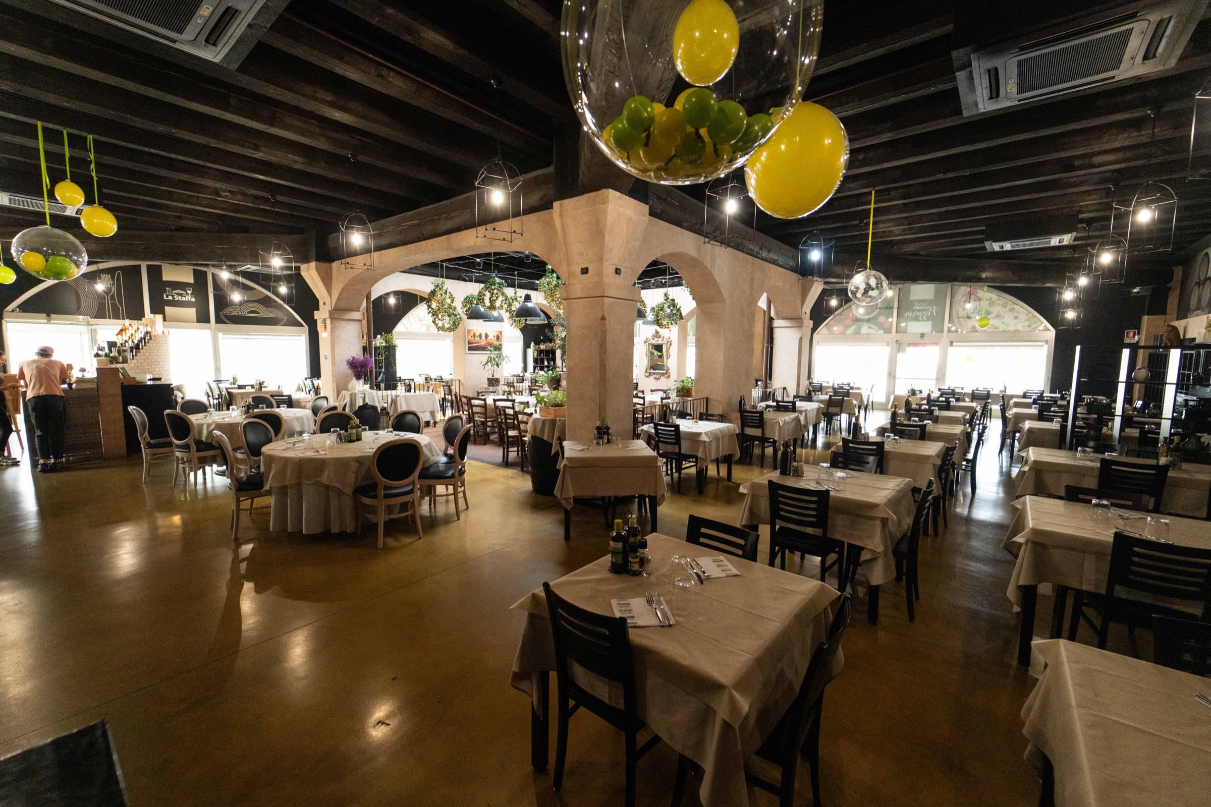 La sala con archi de La Staffa, allestita con lampadari decorativi