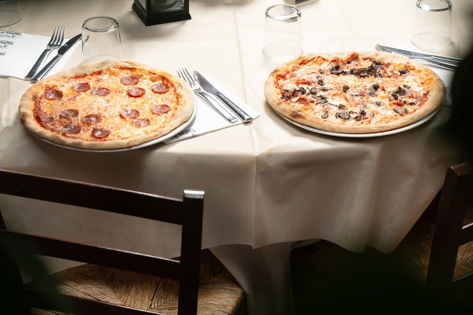 Tavola apparecchiata con luci d'ambiente calde